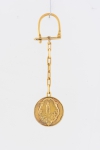Chaveiro dos anos 50 em ouro 18k contrastado com pendente de "Nossa Senhora de Fátima". Comp.: 11cm. Peso: 18,0g.