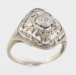 Antigo anel art deco em platina com brilhante central e 4 diamantes laterais. Aro: 13/14.