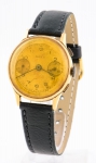 Relógio masculino suíço de pulso com cronógrafo da década de 40 da marca "Arda". Caixa em ouro 18k - 750mls contrastada. Diâm.: 3,5cm. Peso: 33g. Movimento a corda. (Mecanismo necessitando de revisão).