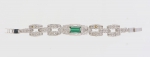 Pulseira art deco em ouro branco 18k contrastado, 62 diamantes e turmalina verde baguete central. Peso: 15,2g.