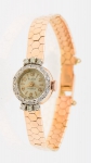 Relógio feminino suíço de pulso da marca "Eloga". Pulseira e caixa em ouro 18k, emoldurada com 6 brilhantes e 11 diamantes. Funcionando. Peso: 20g.