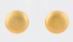 ANTONIO BERNARDO. Par de brincos redondos em ouro escovado 18k - 750mls contrastado. Diam.: 1,4cm. Peso: 4,5g.