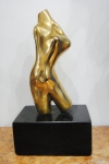 BRUNO GIORGI (1905-1993). "Torso Feminino", escultura em bronze dourado. Base em granito negro. Alt.: 32cm. Assinado.