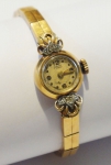 Relógio feminino suíço de pulso da década de 50 da marca "Denro". Caixa e pulseira em ouro 18k - 750mls contrastado, ornamentado com 2 diamantes. Peso: 18,4g. Movimento a corda. (Mecanismo necessitando de revisão).