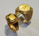 a) Anel filigranado em ouro 18k, guarnecido com moeda de 1 Dólar americano. Aro: 10. b) Antigo anel em ouro 18k finamente decorado com esmaltes. Aro: 22. Peso de ambas as peças: 13,1g.