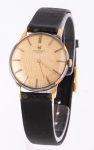 UNIVERSAL GENÈVE. Relógio masculino suíço de pulso da década de 60 da marca "Universal-Genève". Caixa em ouro 18k contrastado. Movimento a corda. Diâm.: 3cm. Pulseira original em couro. Funcionando.
