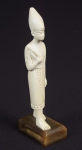 Figura esculpida em marfim africano, representado "Jovem Egípcio". Base em osso. Alt.: 17cm.