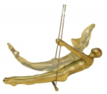MAX FORTI (ITÁLIA, 1937). "Fantastic Couple on a Circus Trapeze", escultura em bronze dourado e acrílico. Comp.: 1,05m. Assinado. Reproduzido com foto no catálogo.