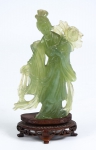 Figura esculpida em jade, representando "Divindade Kuan Yin com flor de lótus". Base em teca entalhada e vazada. Alt.: 21cm. China - 1900. (Em função da fragilidade, este lote só poderá ser enviado para fora do estado através de transportadora especializada).