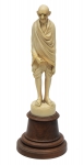 "Mahatma Gandhi (1869-1948)", escultura em marfim. Base em madeira torneada. Alt.: 30cm. Europa - 1940. Reproduzido com foto no catálogo.
