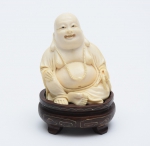Figura esculpida em marfim, representando "Buddah em Meditação (Dhyana Mudra)". Base em madeira. Alt.: 10cm. Marca no fundo. China-1900. Reproduzido com foto no catálogo.