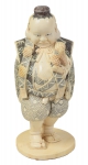 Figura esculpida em marfim policromado representando "Guerreiro com Sacola nas Costas". Alt.: 15cm. China-1900. Assinado no fundo. Reproduzido com foto no catálogo.