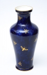 Vaso em porcelana francesa de "Sèvres" (circa 1900) na cor azul cobalto com insetos, ramos e frisos dourados. Alt.: 35cm. (Em função da fragilidade, este lote só poderá ser enviado para fora do estado através de transportadora especializada).