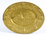 Medalhão oval alemão do séc. XIX, em metal dourado, decorado no centro com cena de caça. Borda com figuras mitológicas. Comp.: 68cm.