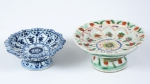 Dois saleiros em porcelana chinesa sendo um "Celadon" do séc. XIX, período "Tao-Kuang (1821-1850)" e outro nas cores azul e branco. Diam.: 12cm e 10cm. (Em função da fragilidade, este lote só poderá ser enviado para fora do estado através de transportadora especializada).