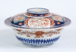 "Rice Bowl" em porcelana japonesa "Imari", séc. XIX, esmaltado em rouge de fer com flores e aves. Diam.: 27cm. (Em função da fragilidade, este lote só poderá ser enviado para fora do estado através de transportadora especializada).