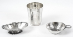 Testador de vinho, copo e porta aliança em prata com contraste e decorações diversas. Peso: 180g.