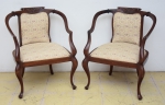 Par de cadeiras em madeira clara, estilo "eclético", Brasil-1900. Espaldar entalhado com concha e encurvado prosseguindo até os braços. Pernas dianteiras torneadas. Assento e encosto forrados em tecido bege floral.