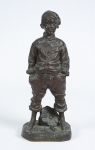 JOSÉ CARDONA (ESPANHA, 1878-1923). "Garçon à la Casquette", escultura em bronze patinado. Alt.: 30cm. Assinada e localizada (França) na base.