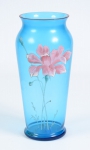 Vaso art nouveau em vidro moldado na cor azul decorado com ramos e flores nas cores rosa e verde. Alt.: 22cm. (Em função da fragilidade, este lote só poderá ser enviado para fora do estado através de transportadora especializada).