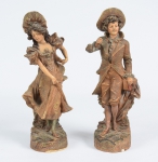 Par de antigas figuras em terracota europeia policromada, representando "Fidalgo e Dama". Alt.: 31cm.