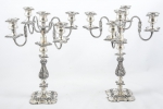 Par de candelabros para 5 luzes com reversibilidade para castiças espessurados a prata de "Sheffield", estilo "Inglês", decorados com ramos e flores. Base quadrada e braços em "S". Alt.: 45cm.