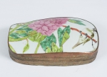 Antiga caixa chinesa em metal dourado trabalhado. Tampa em porcelana esmaltada com pássaros e flores. Medida: 25 x 14.