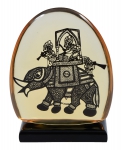 ABRAHAM PALATNIK (1928). "Indianos sobre Elefante", placa em resina, nas cores âmbar e negro. Medida: 16 X 13. Sem assinatura. Reproduzido com foto no catálogo.