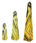 ABRAHAM PALATNIK (1928). "Obeliscos", 3 esculturas em resina, na cor âmbar com faixas negras. Alt.: 35cm, 26cm e 16cm. Sem assinatura