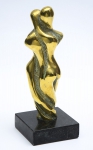 CELINA LISBOA (1970). "O Casal", escultura em bronze dourado. Base em granito negro. Alt.: 27cm. Assinado.