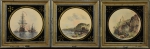 ESCOLA INGLESA (SÉC. XIX). Três quadros: "Embarcações e Vilarejo à Beira do Cais", litogravura aquarelada, diam.: 17cm (circular).