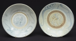 Dois raros pratos em porcelana tailandesa do séc. XVIII/XIX, esmaltagem azul e branca com folhagens e fitomorfos. Diam.: 27,5cm. (Em função da fragilidade, este lote só poderá ser enviado para fora do estado através de transportadora especializada).