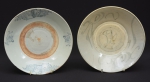 Dois raros pratos em porcelana tailandesa do séc. XVIII/XIX, esmaltagem azul com fitomorfos e folhagens. Diam.: 25cm. (Bicados na borda de 1 prato). (Em função da fragilidade, este lote só poderá ser enviado para fora do estado através de transportadora especializada).