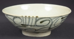 Raro bowl em porcelana tailandesa do séc. XVIII/XIX, esmaltagem verde com fitomorfos na borda. Diam.: 23cm. Alt.: 8cm. (Em função da fragilidade, este lote só poderá ser enviado para fora do estado através de transportadora especializada).
