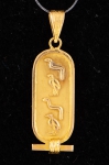 Pendente em ouro 18k contrastado com símbolos egípcios. Alt.: 3,5cm. Peso: 2,3g.