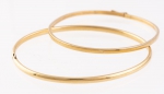 Duas pulseiras escravas em ouro 18k. Diâm.: 6cm. Peso: 7g.
