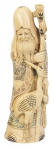 Figura esculpida em marfim policromado representando "Sábio com Cajado e Fênix". Alt.: 15cm. Japão-1900. Assinado no fundo. Reproduzido com foto no catálogo.