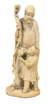 Grupo esculpido em marfim representando "Sábio com Cajado e Menino com pêssego". Base em madeira entalhada. Alt.: 28cm. China-1900. Assinado com "Selo Vermelho". Reproduzido com foto no catálogo.