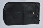 VICTOR HUGO. Capa de proteção para viagem "Garment Cover" em couro negro com diversas opções para ser conduzida. Marca da famosa grife. Medida fechada: 30 X 58. Medida aberta: 56 X 91.