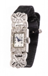 Relógio feminino suíço de pulso dos anos 30 da marca "Alvo". Caixa e guarnição da pulseira em platina e 28 diamantes. Pulseira em couro. Funcionando.