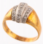 Antigo anel art deco em ouro 18k, com faixas no centro em ouro branco e 13 diamantes. Aro: 19/20. Peso: 4,7g.