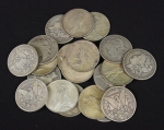 Vinte moedas americanas em prata no valor de 1 Dólar, sendo algumas do séc. XIX e outras da década de 20. Peso: 530g.