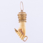 Antiga figa em marfim com chave e guarnições filigranadas em ouro 18k. Comp.: 4,2cm.