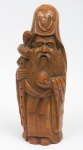 Figura esculpida em teca representando "Imortal com Pêssego e Cajado". Alt.: 29cm. China - 1900.