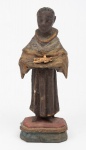 SÃO BENEDITO. Imagem miniatura em madeira policromada. Alt.: 11,5cm. Minas - séc. XVIII/XIX. Reproduzido com foto no catálogo.