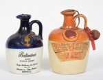 Dois Whiskies escoceses das marcas "Ballantine's" e "Ye Monks". Embalagens em cerâmica esmaltada. Alt.: 21cm e 19cm. (Em função da fragilidade, este lote só poderá ser enviado para fora do estado através de transportadora especializada).