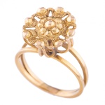 Antigo anel em ouro 18k com vazados no feitio de flor. Aro: 18.