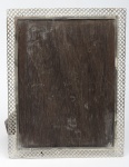 Antigo porta retrato em prata 800mls contrastado com moldura fenestrada. Medida: 28 X 22. Peso líquido de prata: 200g.