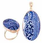 DESIGNER SILVIA LIMA. Conjunto de anel e pendente em ouro 18k, com placa esmaltada em porcelana floral azul e branca. Medida do pendente: 4,5 X 2,2. Aro: 17.