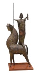 STOCKINGER, FRANCISCO (1919-2010). "Guerreiro sobre Cavalo", escultura em ferro e madeira. Base em madeira. Alt.: 1,90m (até a ponta da lança) e 1,63m (até a cabeça). Assinado na base.